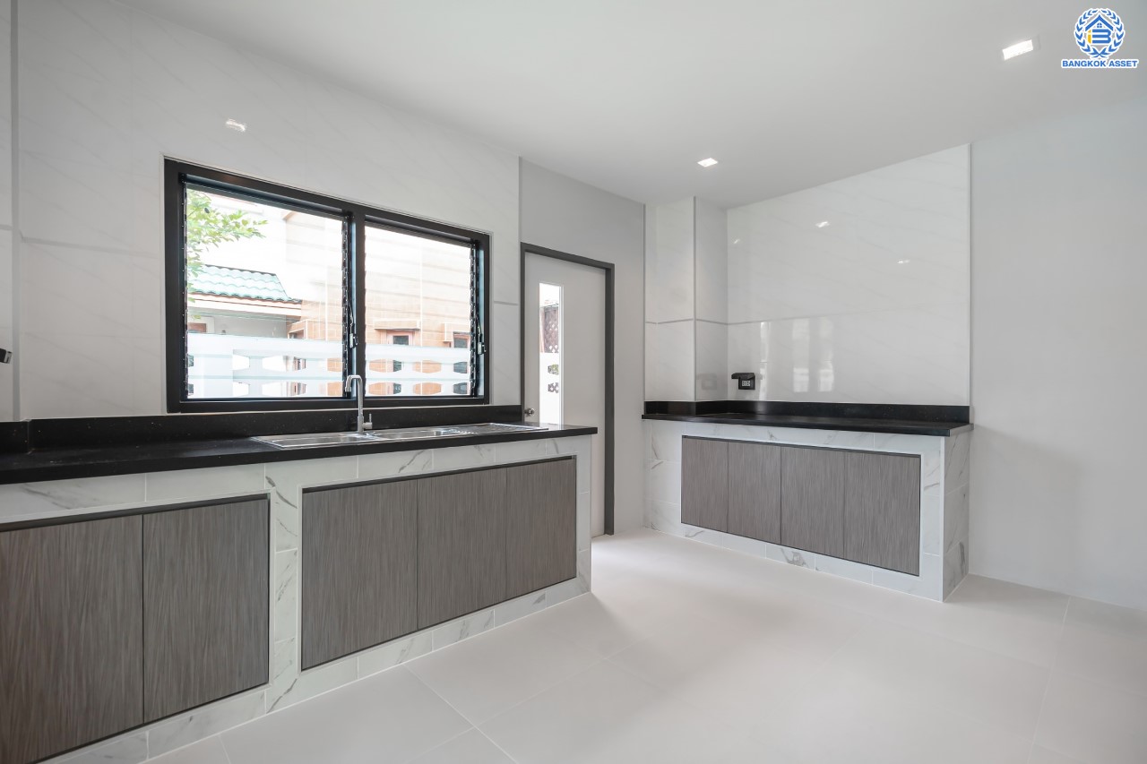 บ้านมือสองตกแต่งใหม่ ม.เมืองเอกประจิม พหลโยธิน87 ตกแต่งครบทุกฟังก์ชัน เนื้อที่ 200 ตร.ว. 3 ห้องนอน 5 ห้องน้ำ 1 ห้องรับรอง จอดรถได้ 3 คัน เชื่อมต่อทุกการเดินทาง ใกล้รถไฟฟ้าสายสีแดง "สถานีหลักหก"และทางด่วน "ศรีสมาน"